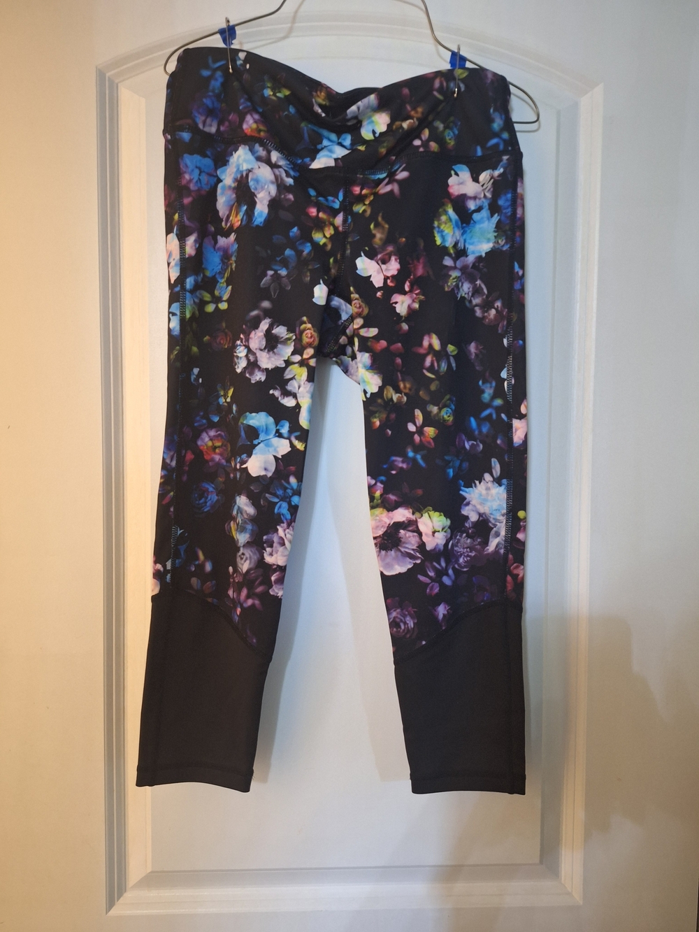 Nicole Miller Black Floral Capri Leggings